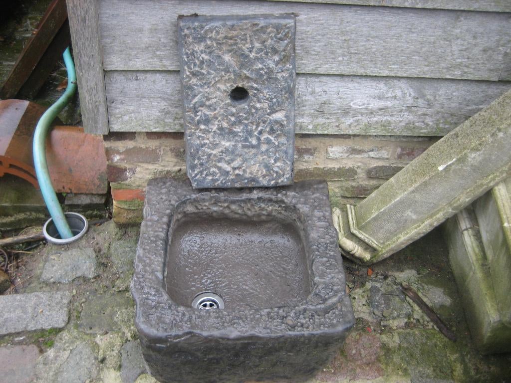 mooie oude brut gekapte arduinen pompbak met rugstuk, Ophalen