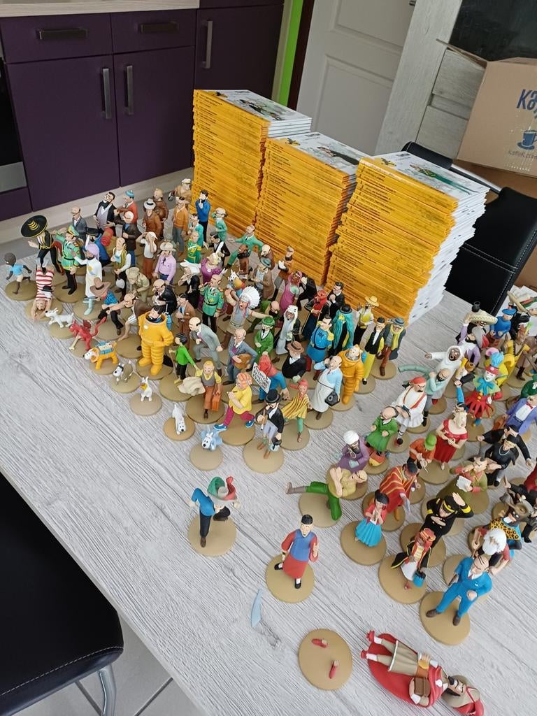 Figurine Tintin Moulinsart + Livrets + Passeports, Collections, Enlèvement, Tintin, Comme neuf, Statue ou Figurine