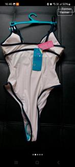 Different maillot échancré nouveau, Enlèvement