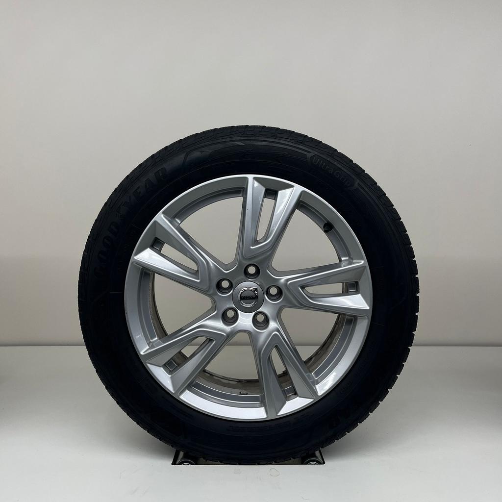 Volvo XC40 - 18 inch - winterbanden, Auto-onderdelen, 18 inch, Gebruikt, Banden en Velgen, 235 mm