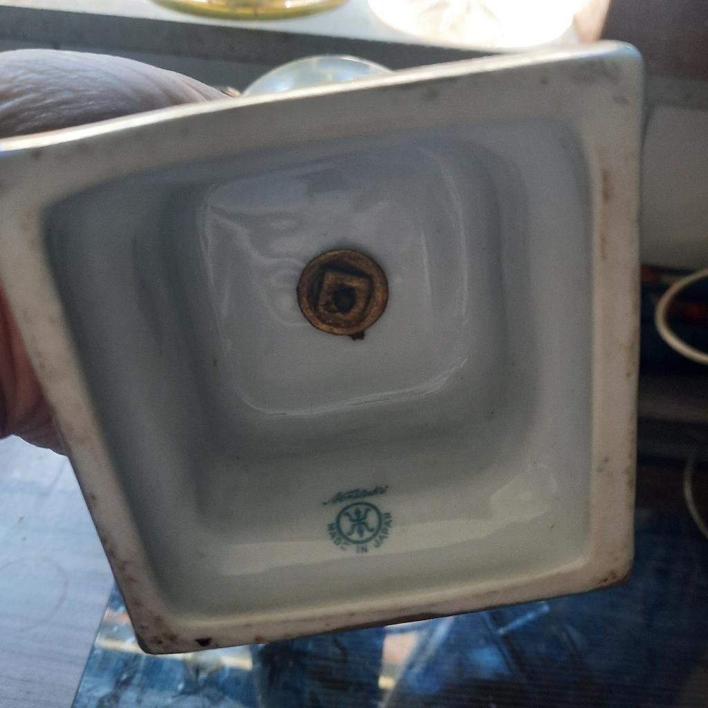 Belle peinture sur vase du Japon, Enlèvement