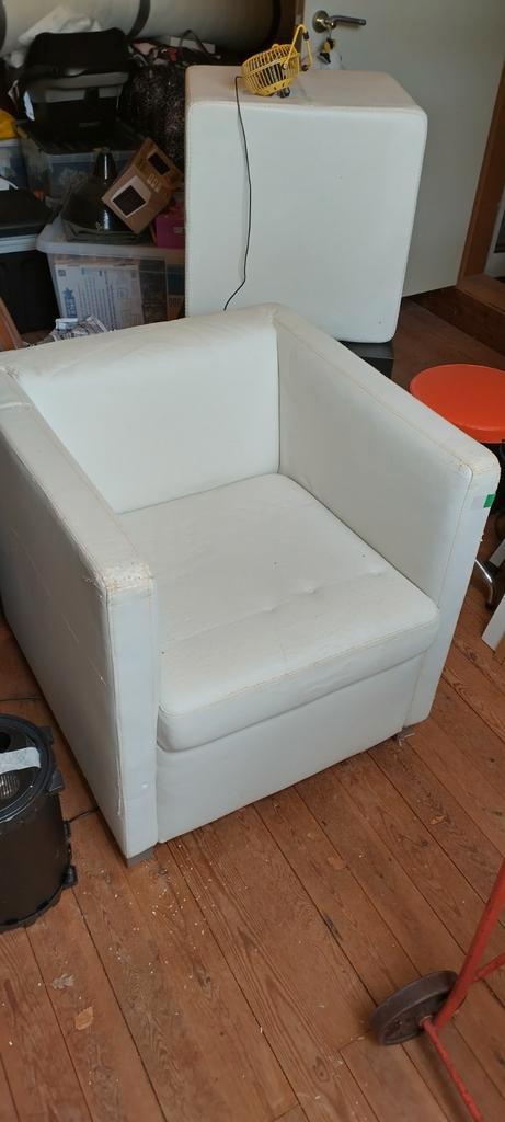 GRATIS 
Blauwe matras, zetel en poef, kinderbedje met matras, Huis en Inrichting, Zetels | Zetels en Chaises Longues, Gebruikt