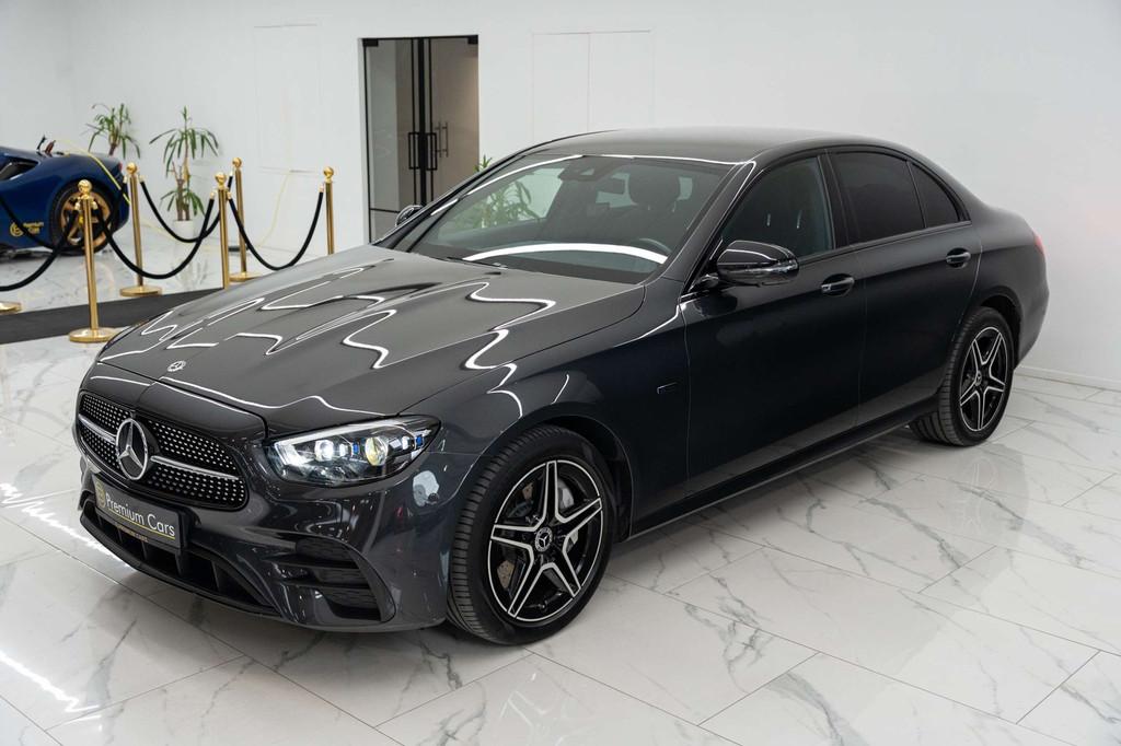 Mercedes-Benz E 300 de AMG line! Burmester, Trekhaak! Widesc, Automaat, 4 deurs, Gebruikt, 4 cilinders