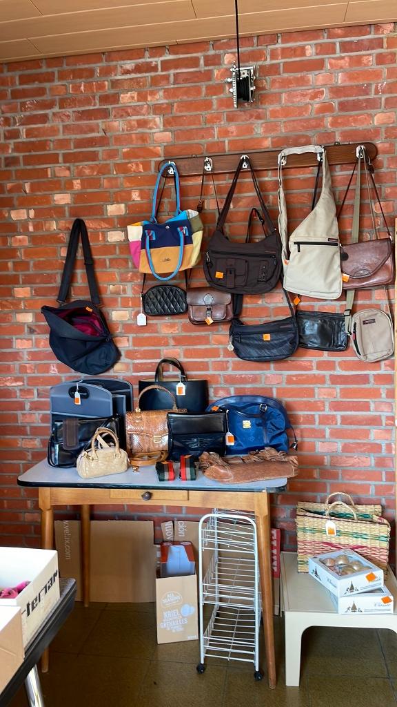servies handtas kleding garageverkoop Mol 25/26 april, Ophalen, Gebruikt