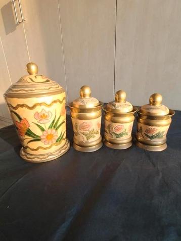 Een set messing thee- en koffiepotten. beschikbaar voor biedingen