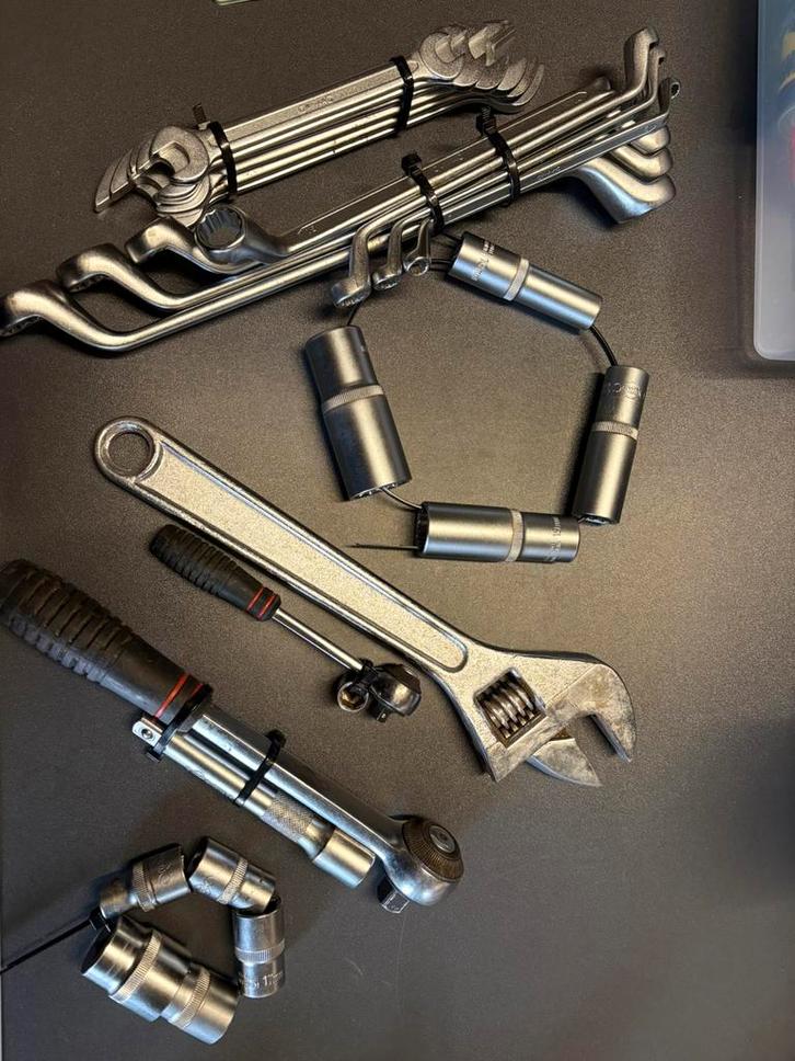 OUTILS ATELIER GARAGE OUTILAC LOT CLIQUET CLEFS TUBES ETC, Autos : Divers, Outils de voiture, Comme neuf, Enlèvement ou Envoi