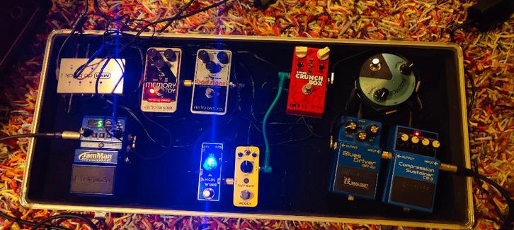 Pedalboard, Musique & Instruments, Effets, Comme neuf, Chorus, Delay ou Écho, Reverb, Autres types, Equalizer ou Égaliseur, Compresseur