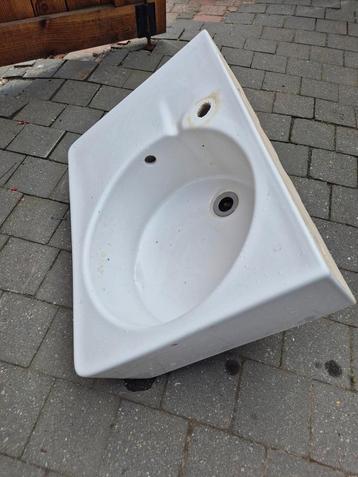 Keramieke wasbak beschikbaar voor biedingen