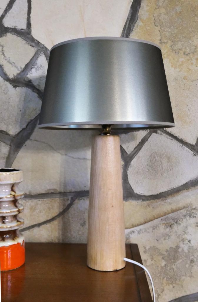 Ancienne lampe cone en bois avec abat-jour doré, Huis en Inrichting, Lampen | Tafellampen, Gebruikt, Minder dan 50 cm, Hout, Kunststof