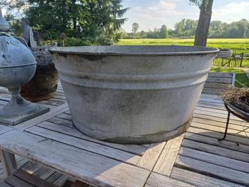 Antiek rond zinken bad beschikbaar voor biedingen