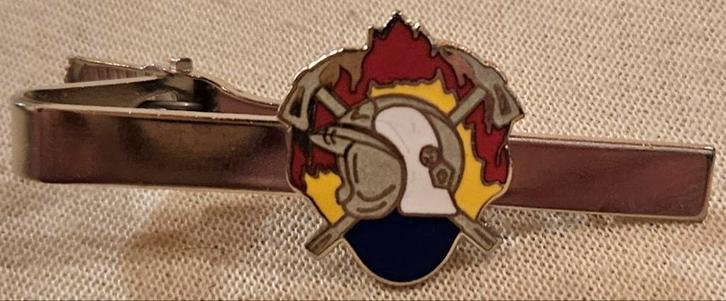 Pince à cravate Fire Brigade argentée NEUVE
C'est une Vinta, Collections, Broches, Pins & Badges, Enlèvement ou Envoi