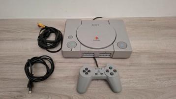 PlayStation 1 in goede staat, compleet met een controller