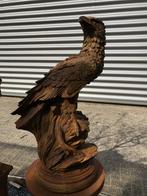Gedetailleerd sculptuur van een adelaar zittend op een rots,, Tuin en Terras, Tuinbeelden, Ophalen of Verzenden, Steen, Dierenbeeld
