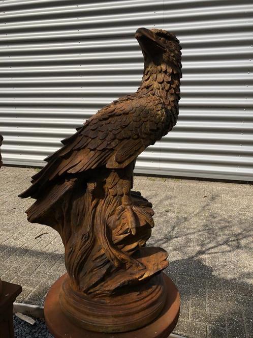 Gedetailleerd sculptuur van een adelaar zittend op een rots,, Tuin en Terras, Tuinbeelden, Dierenbeeld, Steen, Ophalen of Verzenden