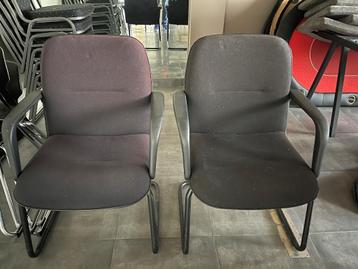 2 zwarte stoelen beschikbaar voor biedingen