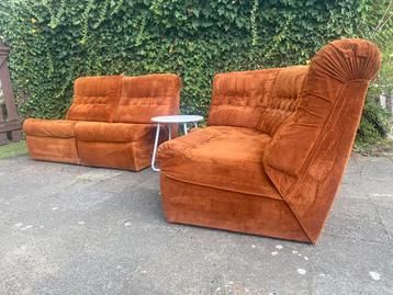 Vintage hoeksalon beschikbaar voor biedingen