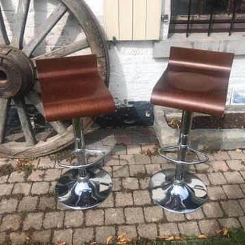 Deux tabourets beschikbaar voor biedingen