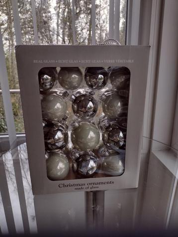 Nieuwe sets van 26 glazen kerstballen van House of Seasons  beschikbaar voor biedingen