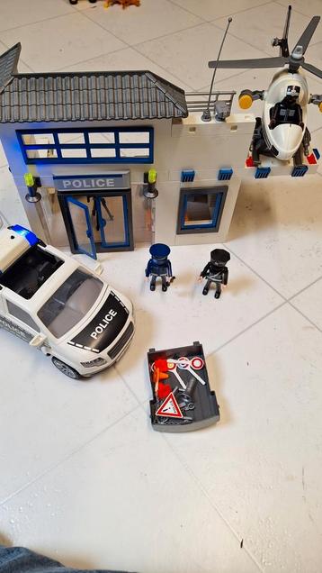 Playmobil city action police commissariat en parfait etat