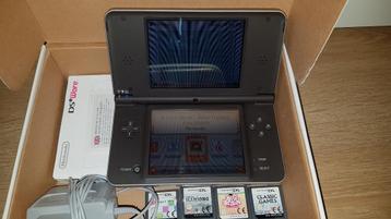 Nintendo DSI XL met 4 spelletje. 