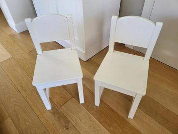 2 witte houten kinderstoeltjes beschikbaar voor biedingen