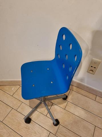 chaise de bureau Ikea enfant à donner  disponible aux enchères