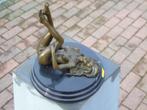 bronzen naakt vrouwenbeeld op een ronde marmeren sokkel gesi, Antiek en Kunst, Antiek | Brons en Koper, Ophalen, Brons