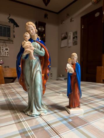 2 Zeer mooi Madonnabeeld met het Kindje Jezus gemerkt met V beschikbaar voor biedingen