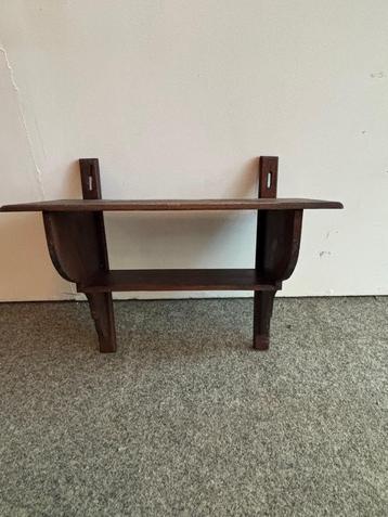 Klein vintage houten rekje om op te hangen met 2 legplankjes beschikbaar voor biedingen