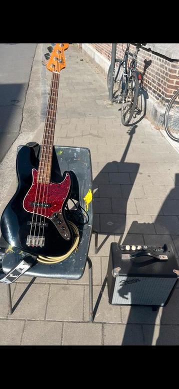 Squier bass met fender rumble versterker, Muziek en Instrumenten, Ophalen, Fender