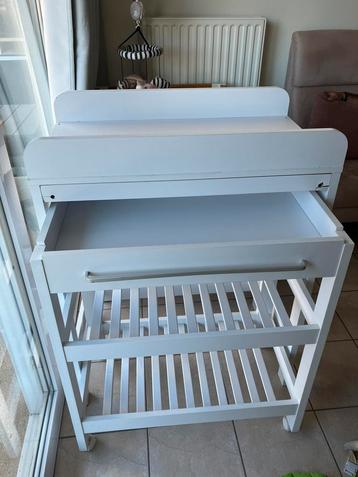 Verzorgingstafel/ luiertafel/ verschoontafel beschikbaar voor biedingen