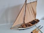 model houten zeilboot met roeispanen, Ophalen of Verzenden