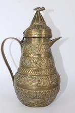 Oude Perzische pot met vogeldecoratie