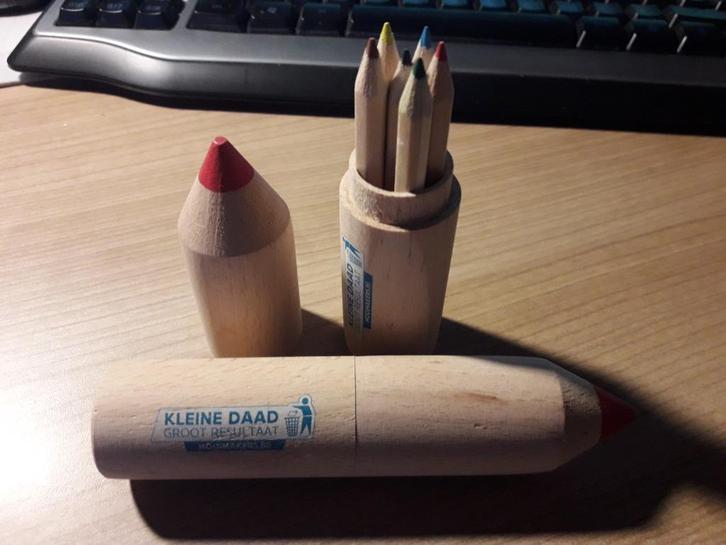 support en bois avec crayons de couleur, Hobby & Loisirs créatifs, Dessin, Neuf, Crayon ou Feutre, Enlèvement ou Envoi