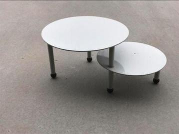 Vintage metalen bijzettafel beschikbaar voor biedingen