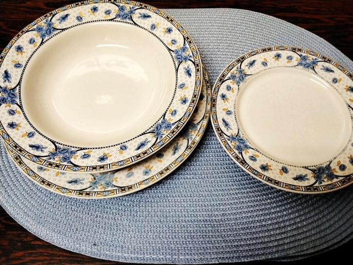 LOT DE 18 ASSIETTES "BLUE ROSES" PORCELAINE FABR EN POLOGNR, Maison & Meubles, Cuisine | Vaisselle, Utilisé, Porcelaine, Enlèvement