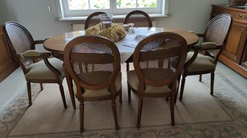 Eettafel met bijhorende stoelen en dressoir beschikbaar voor biedingen