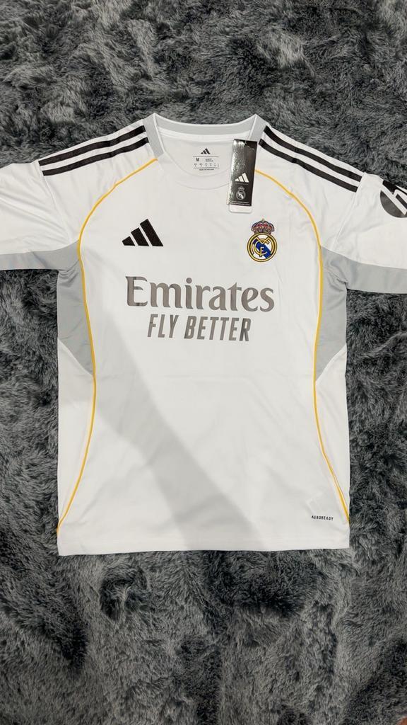 Real Madrid home kit (fan version), Sport en Fitness, Voetbal, Zo goed als nieuw, Ophalen of Verzenden
