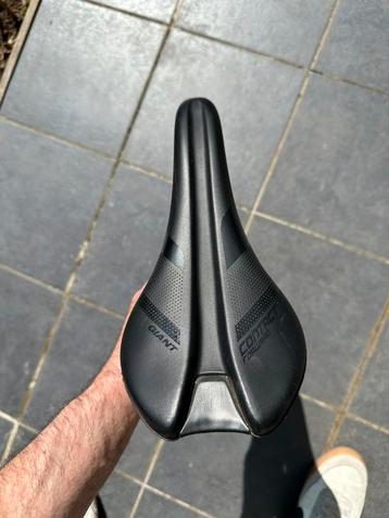 Giant Contact Forward zadel met zadelstang beschikbaar voor biedingen