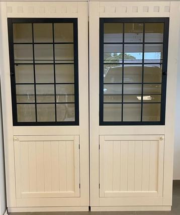 Stijlvolle gelakte kasten incl. Glazen leggers beschikbaar voor biedingen