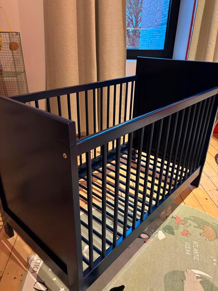 Babybed donker blauw + matras + aerosleep matrasbeschermer, Kinderen en Baby's, Babywiegjes en Ledikanten, Gebruikt, Ophalen