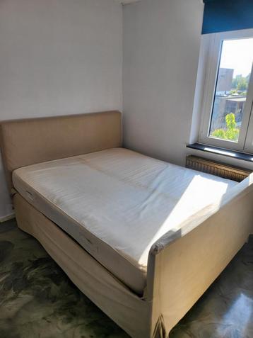 Bed met matras en  een antiek kast met make-up tafel beschikbaar voor biedingen