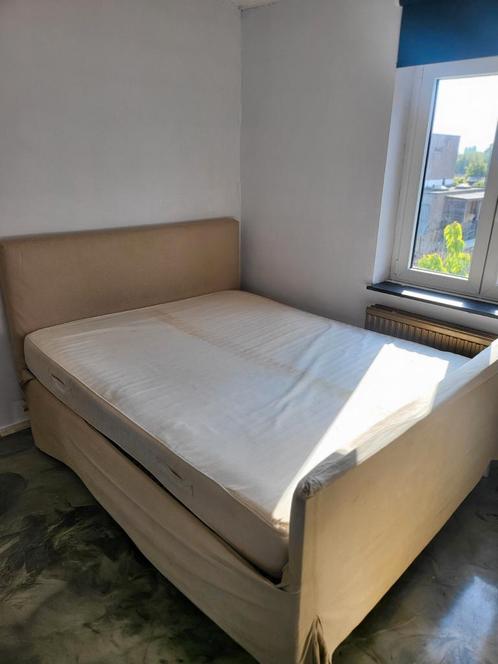 Bed met matras en  een antiek kast met make-up tafel, Huis en Inrichting, Slaapkamer | Complete slaapkamers, Gebruikt, Ophalen