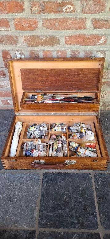 Vintage schilderskist/koffer met verftubes en borstels beschikbaar voor biedingen