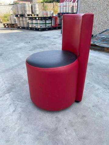 Chaise rouge et noir disponible aux enchères