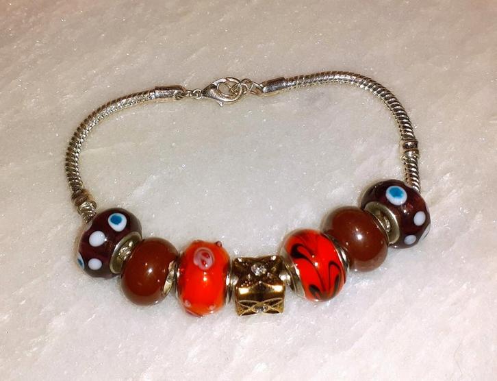 bedelarmband rode en oranje bedels, Handtassen en Accessoires, Armbanden, Nieuw, Overige materialen, Oranje, Met bedels of kralen