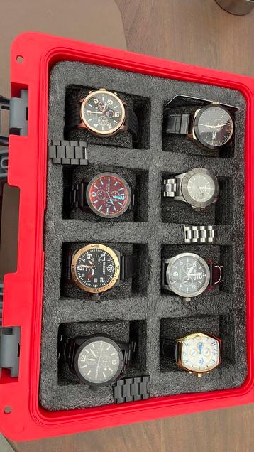 Diverse horloges in waterdichte box beschikbaar voor biedingen