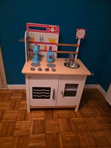 Keukentje uit hout + toebehoren beschikbaar voor biedingen