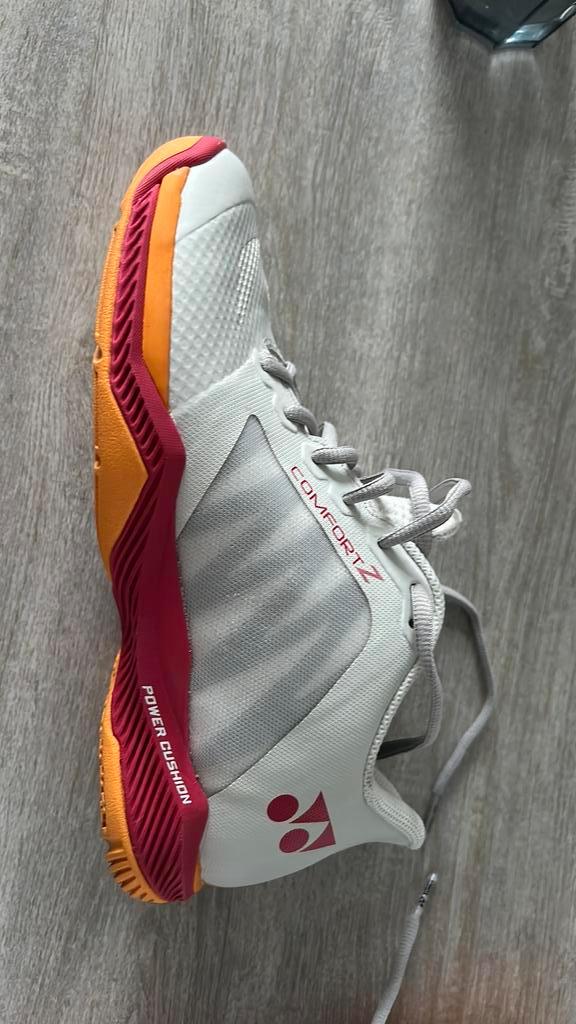 Yonex sportschoen maat 39 weg wegens te klein. 1x gedragen, Sports & Fitness, Badminton, Comme neuf, Enlèvement