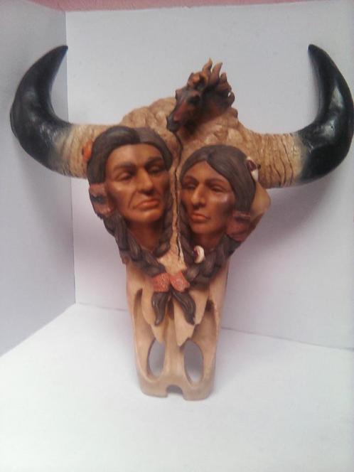 Indiaan figuur op skelet van een bizon hoofd, Antiek en Kunst, Kunst | Beelden en Houtsnijwerken, Ophalen of Verzenden